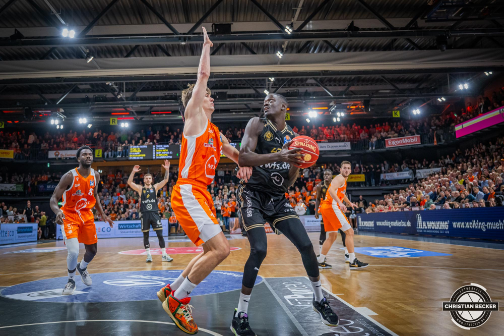 1. Basketball Bundesliga, easyCredit BBL, Saison 2023/2024, Herren, Hauptrunde, 5. Spieltag, 28.10.2023, RASTA Vechta - Basketball L&ouml;wen Braunschweig
Amar Sylla (#43 - Basketball L&ouml;wen Braunschweig) im zweikampf mit Joschka Ferner (#9 - RASTA Vechta)
Schlüsselwörter: 1. Bundesliga;28.10.2023;5. Spieltag;BBL;Basketball;Braunschweig;Hauptrunde;Liga;L&ouml;wen;RASTA;RASTA Dome;Saison 2023/2024;Vechta;easycredit