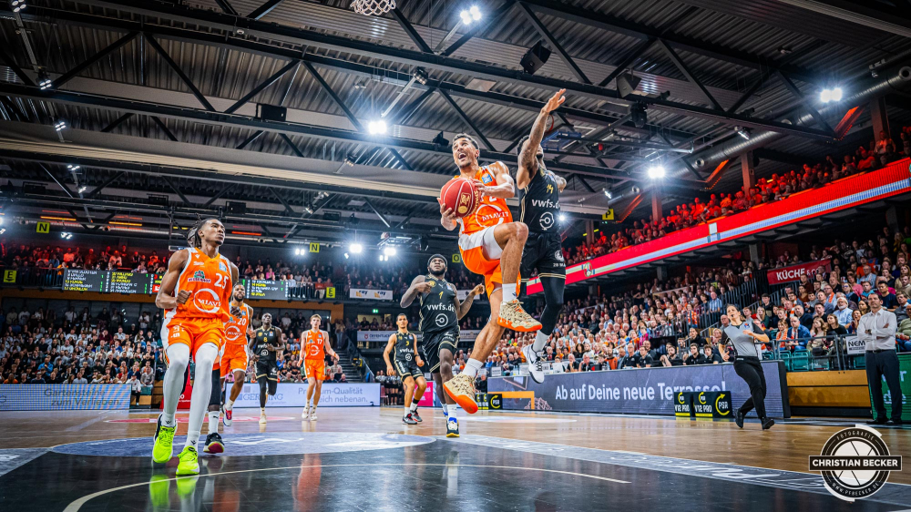1. Basketball Bundesliga, easyCredit BBL, Saison 2023/2024, Herren, Hauptrunde, 5. Spieltag, 28.10.2023, RASTA Vechta - Basketball L&ouml;wen Braunschweig
Joel Aminu (#21 - RASTA Vechta) beim Korbleger
Schlüsselwörter: 1. Bundesliga;28.10.2023;5. Spieltag;BBL;Basketball;Braunschweig;Hauptrunde;Liga;L&ouml;wen;RASTA;RASTA Dome;Saison 2023/2024;Vechta;easycredit