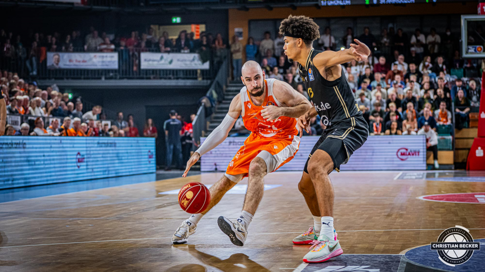 1. Basketball Bundesliga, easyCredit BBL, Saison 2023/2024, Herren, Hauptrunde, 5. Spieltag, 28.10.2023, RASTA Vechta - Basketball L&ouml;wen Braunschweig
Tommy Kuhse (#12 - RASTA Vechta) im zweikampf mit Brandon Tischler (#13 - Basketball L&ouml;wen Braunschweig)
Schlüsselwörter: 1. Bundesliga;28.10.2023;5. Spieltag;BBL;Basketball;Braunschweig;Hauptrunde;Liga;L&ouml;wen;RASTA;RASTA Dome;Saison 2023/2024;Vechta;easycredit