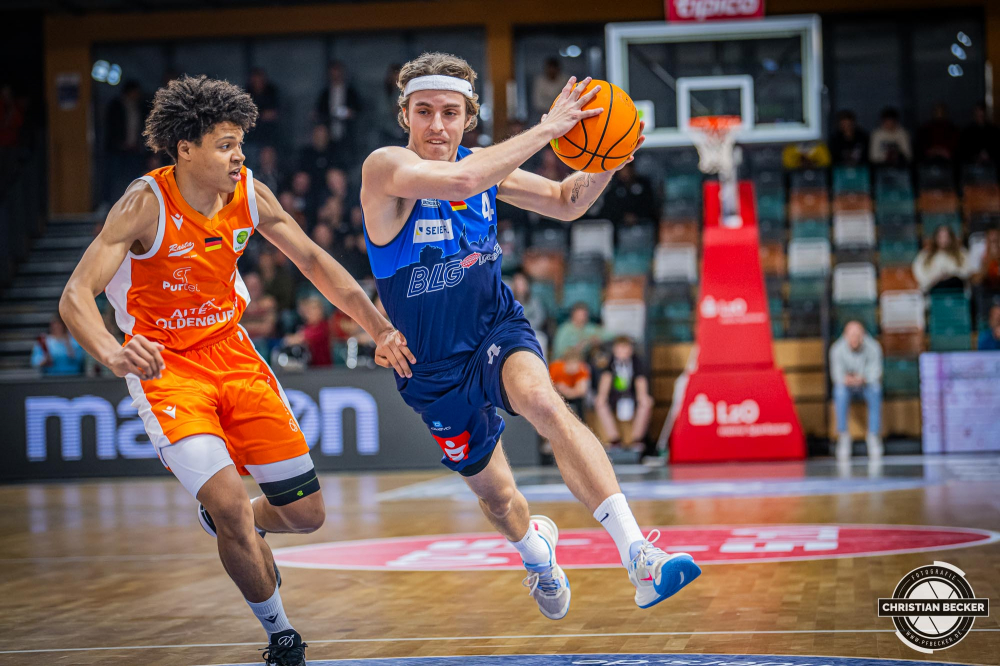 2. Basketball Bundesliga, Barmer BBL, Saison 2023/2024, Herren, Hauptrunde, 5. Spieltag, 27.10.2023, RASTA Vechta II - Eisbären Bremerhaven
Lennard Noel Larysz (#4 - Eisbären Bremerhaven) in Aktion gegen Jack Kayil (#7 - RASTA Vechta II)
Schlüsselwörter: 2. Bundesliga;27.10.2023;5. Spieltag;Basketball;Bremerhaven;Eisbären;Farmteam;Hauptrunde;Liga;Pro A;RASTA;RASTA Dome;Saison 2023/2024;Vechta