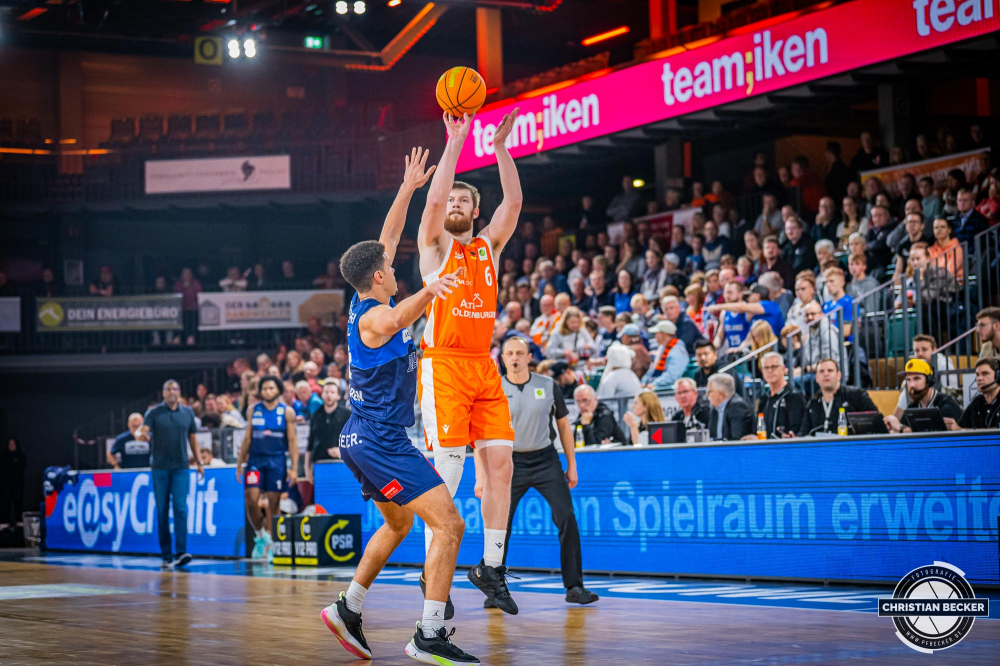 2. Basketball Bundesliga, Barmer BBL, Saison 2023/2024, Herren, Hauptrunde, 5. Spieltag, 27.10.2023, RASTA Vechta II - Eisbären Bremerhaven
Luc Van Slooten (#6 - RASTA Vechta II) beim Jumpshot gegen Jarelle Alexander Reischel (#5 - Eisbären Bremerhaven)
Schlüsselwörter: 2. Bundesliga;27.10.2023;5. Spieltag;Basketball;Bremerhaven;Eisbären;Farmteam;Hauptrunde;Liga;Pro A;RASTA;RASTA Dome;Saison 2023/2024;Vechta
