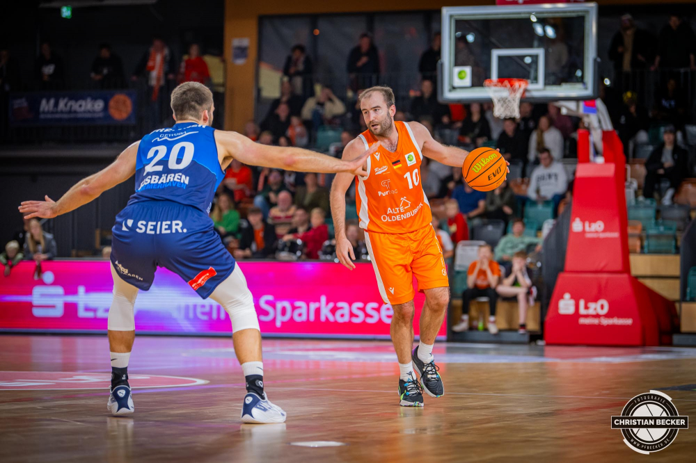 2. Basketball Bundesliga, Barmer BBL, Saison 2023/2024, Herren, Hauptrunde, 5. Spieltag, 27.10.2023, RASTA Vechta II - Eisbären Bremerhaven
Kevin Smit (#10 RASTA Vechta II) in Aktion gegen Hendrik Drescher (#20 - Eisbären Bremerhaven)
Schlüsselwörter: 2. Bundesliga;27.10.2023;5. Spieltag;Basketball;Bremerhaven;Eisbären;Farmteam;Hauptrunde;Liga;Pro A;RASTA;RASTA Dome;Saison 2023/2024;Vechta