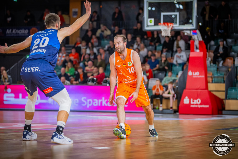 2. Basketball Bundesliga, Barmer BBL, Saison 2023/2024, Herren, Hauptrunde, 5. Spieltag, 27.10.2023, RASTA Vechta II - Eisbären Bremerhaven
Kevin Smit (#10 RASTA Vechta II) in Aktion gegen Hendrik Drescher (#20 - Eisbären Bremerhaven)
Schlüsselwörter: 2. Bundesliga;27.10.2023;5. Spieltag;Basketball;Bremerhaven;Eisbären;Farmteam;Hauptrunde;Liga;Pro A;RASTA;RASTA Dome;Saison 2023/2024;Vechta