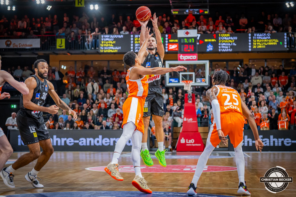1. Basketball Bundesliga, easyCredit BBL, Saison 2023/2024, Herren, Hauptrunde, 7. Spieltag, 11.11.2023, RASTA Vechta - Hakro Crailsheim Merlins
Leo Westermann (#19 - Hakro Crailsheim Merlins) beim Jumpshot
Schlüsselwörter: 1. Bundesliga;11.11.2023;7. Spieltag;BBL;Basketball;Crailsheim;Hakro;Hauptrunde;Liga;Merlins;RASTA;RASTA Dome;Saison 2023/2024;Vechta;easycredit