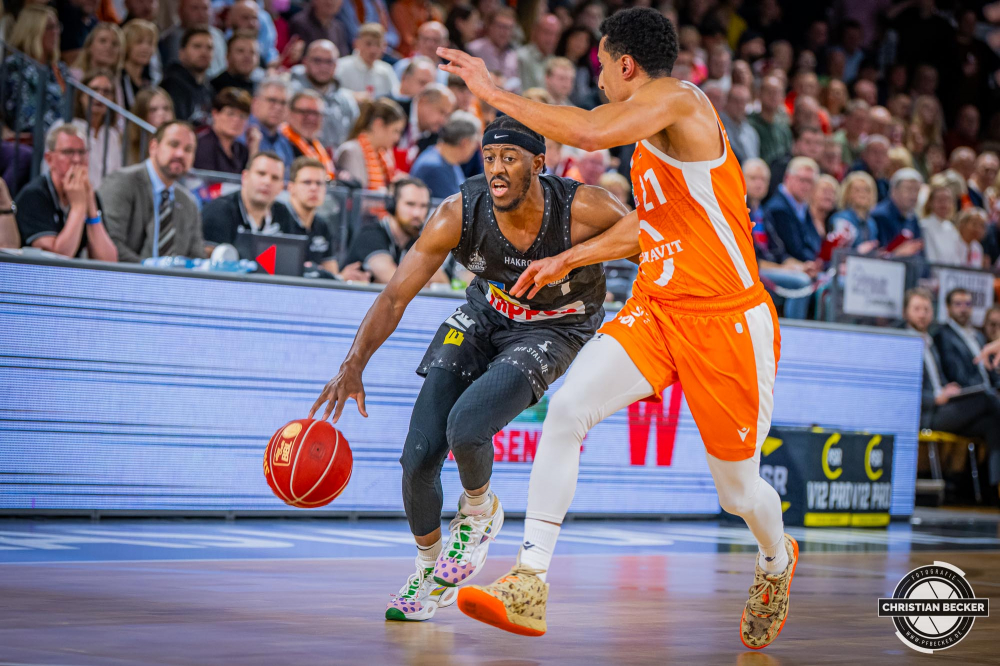 1. Basketball Bundesliga, easyCredit BBL, Saison 2023/2024, Herren, Hauptrunde, 7. Spieltag, 11.11.2023, RASTA Vechta - Hakro Crailsheim Merlins
Keandre Cook (#1 - Hakro Crailsheim Merlins) in Aktion gegen Joel Aminu (#21 - RASTA Vechta)
Schlüsselwörter: 1. Bundesliga;11.11.2023;7. Spieltag;BBL;Basketball;Crailsheim;Hakro;Hauptrunde;Liga;Merlins;RASTA;RASTA Dome;Saison 2023/2024;Vechta;easycredit