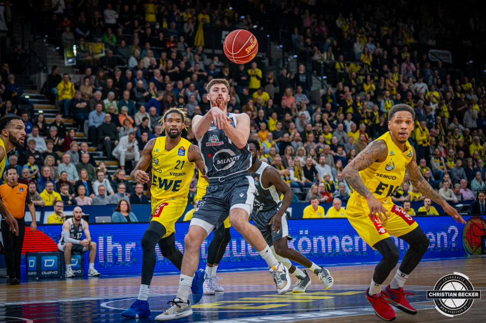 1. Basketball Bundesliga, easyCredit BBL, Saison 2023/2024, Herren, Hauptrunde, 8. Spieltag, 18.11.2023, EWE Baskets Oldenburg - RASTA Vechta
Ryan Schwieger (#15 - RASTA Vechta) in Aktion
Schlüsselwörter: 1. Bundesliga;18.11.2023;8. Spieltag;Arena;BBL;Basketball;Baskets;EWE;Hauptrunde;Liga;Oldenburg;RASTA;Saison 2023/2024;Vechta;easycredit