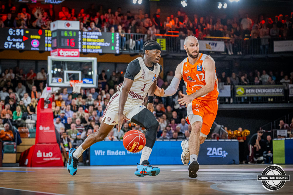 1. Basketball Bundesliga, easyCredit BBL, Saison 2023/2024, Herren, Hauptrunde, 9. Spieltag, 26.11.2023, RASTA Vechta - FC Bayern M&uuml;nchen Basketball
Sylvain Francisco (#1 - FC Bayern M&uuml;nchen) in Aktion gegen Tommy Kuhse (#12 - RASTA Vechta)
Schlüsselwörter: 1. Bundesliga;26.11.2023;9. Spieltag;BBL;Basketball;Bayern;FC;Hauptrunde;Liga;M&uuml;nchen;RASTA;RASTA Dome;Saison 2023/2024;Vechta;easycredit