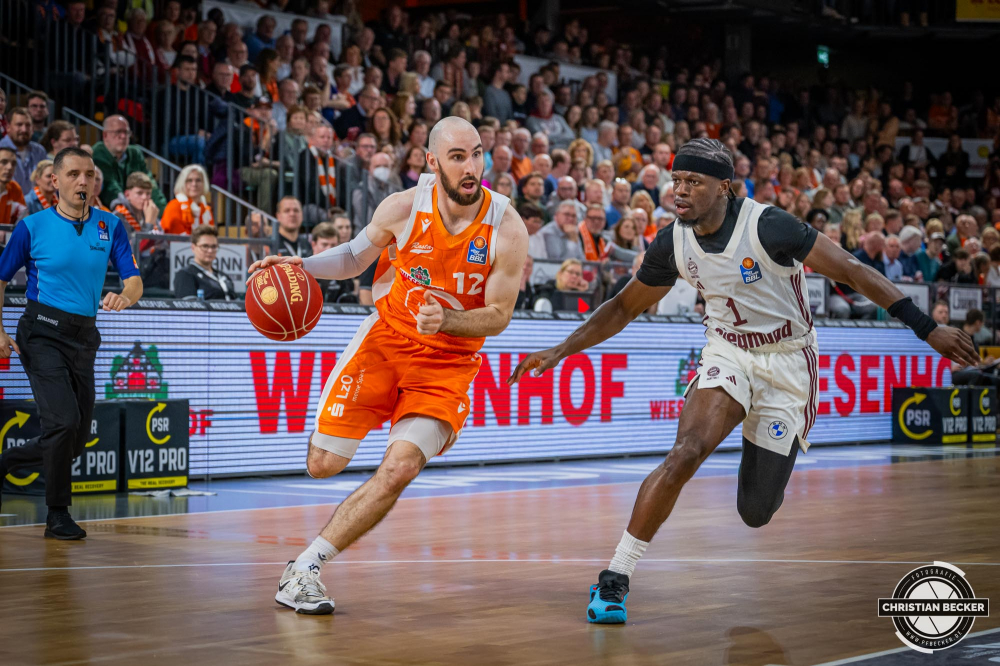 1. Basketball Bundesliga, easyCredit BBL, Saison 2023/2024, Herren, Hauptrunde, 9. Spieltag, 26.11.2023, RASTA Vechta - FC Bayern München Basketball
Tommy Kuhse (#12 - RASTA Vechta) in Aktion gegen Sylvain Francisco (#1 - FC Bayern München)
Schlüsselwörter: 1. Bundesliga;26.11.2023;9. Spieltag;BBL;Basketball;Bayern;FC;Hauptrunde;Liga;München;RASTA;RASTA Dome;Saison 2023/2024;Vechta;easycredit