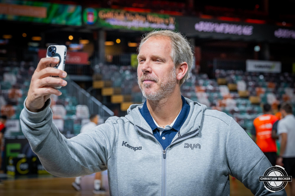 1. Basketball Bundesliga, easyCredit BBL, Saison 2023/2024, Herren, Hauptrunde, 12. Spieltag, 20.12.2023, RASTA Vechta - Niners Chemnitz
#Arne Malsch (Moderator DYN Media) vor der Partie
Schlüsselwörter: 1. Bundesliga;12. Spieltag;20.12.2023;BBL;Basketball;Chemnitz;Hauptrunde;Liga;NINERS;RASTA;RASTA Dome;Saison 2023/2024;Vechta;easycredit