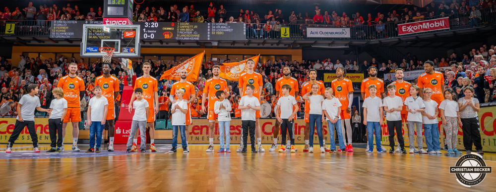 1. Basketball Bundesliga, easyCredit BBL, Saison 2023/2024, Herren, Hauptrunde, 12. Spieltag, 20.12.2023, RASTA Vechta - Niners Chemnitz
Das Team von RASTA Vechta und die Einlaufkinder vor der Partie
Schlüsselwörter: 1. Bundesliga;12. Spieltag;20.12.2023;BBL;Basketball;Chemnitz;Hauptrunde;Liga;NINERS;RASTA;RASTA Dome;Saison 2023/2024;Vechta;easycredit