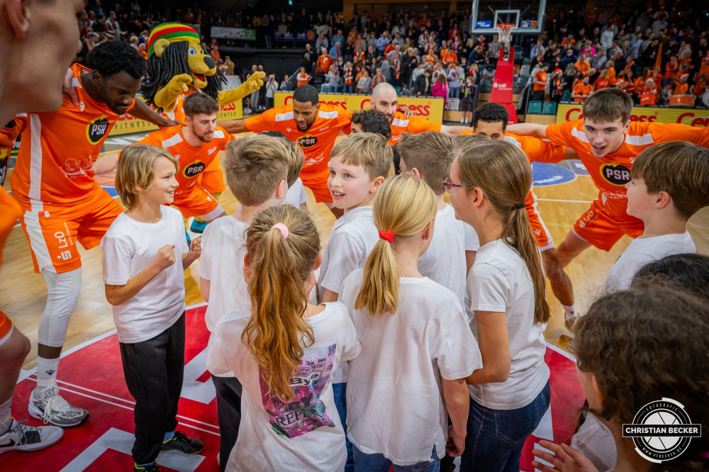 1. Basketball Bundesliga, easyCredit BBL, Saison 2023/2024, Herren, Hauptrunde, 12. Spieltag, 20.12.2023, RASTA Vechta - Niners Chemnitz
Das Team von RASTA Vechta und die Einlaufkinder vor der Partie
Schlüsselwörter: 1. Bundesliga;12. Spieltag;20.12.2023;BBL;Basketball;Chemnitz;Hauptrunde;Liga;NINERS;RASTA;RASTA Dome;Saison 2023/2024;Vechta;easycredit