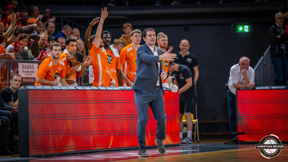 1. Basketball Bundesliga, easyCredit BBL, Saison 2023/2024, Herren, Hauptrunde, 12. Spieltag, 20.12.2023, RASTA Vechta - Niners Chemnitz
Ty Harrelson (Headcoach - RASTA Vechta) während der Partie
Schlüsselwörter: 1. Bundesliga;12. Spieltag;20.12.2023;BBL;Basketball;Chemnitz;Hauptrunde;Liga;NINERS;RASTA;RASTA Dome;Saison 2023/2024;Vechta;easycredit