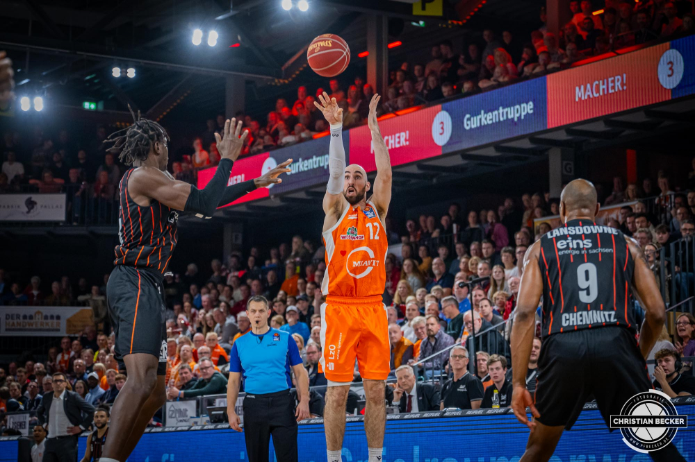 1. Basketball Bundesliga, easyCredit BBL, Saison 2023/2024, Herren, Hauptrunde, 12. Spieltag, 20.12.2023, RASTA Vechta - Niners Chemnitz
Tommy Kuhse (#12 - RASTA Vechta) beim Jumpshot
Schlüsselwörter: 1. Bundesliga;12. Spieltag;20.12.2023;BBL;Basketball;Chemnitz;Hauptrunde;Liga;NINERS;RASTA;RASTA Dome;Saison 2023/2024;Vechta;easycredit