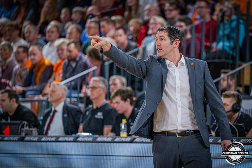 1. Basketball Bundesliga, easyCredit BBL, Saison 2023/2024, Herren, Hauptrunde, 12. Spieltag, 20.12.2023, RASTA Vechta - Niners Chemnitz
Ty Harrelson (Headcoach - RASTA Vechta) während der Partie
Schlüsselwörter: 1. Bundesliga;12. Spieltag;20.12.2023;BBL;Basketball;Chemnitz;Hauptrunde;Liga;NINERS;RASTA;RASTA Dome;Saison 2023/2024;Vechta;easycredit