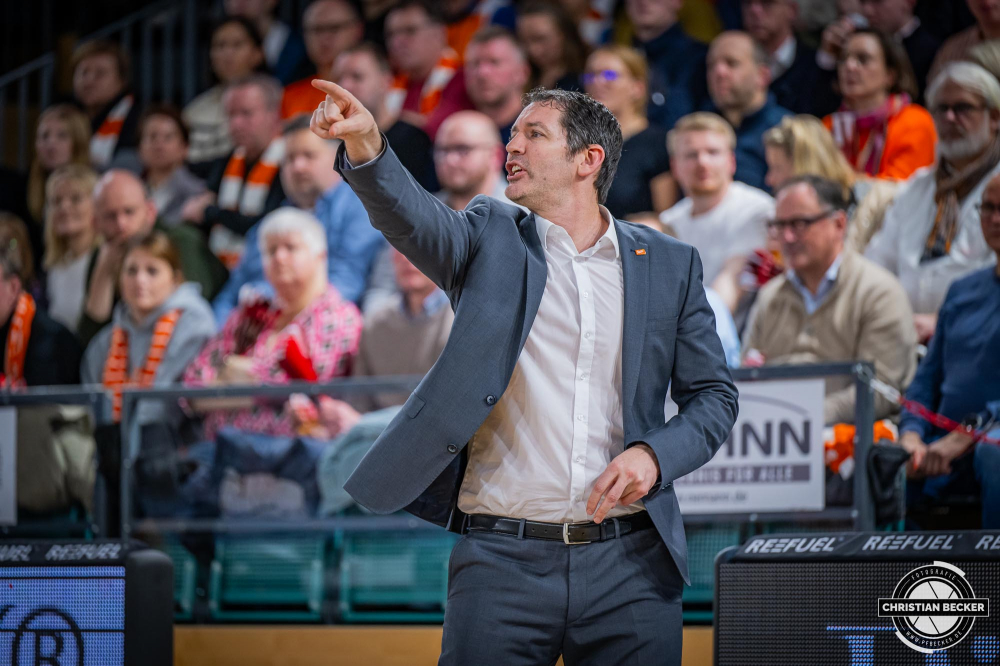 1. Basketball Bundesliga, easyCredit BBL, Saison 2023/2024, Herren, Hauptrunde, 12. Spieltag, 20.12.2023, RASTA Vechta - Niners Chemnitz
Ty Harrelson (Headcoach - RASTA Vechta) während der Partie
Schlüsselwörter: 1. Bundesliga;12. Spieltag;20.12.2023;BBL;Basketball;Chemnitz;Hauptrunde;Liga;NINERS;RASTA;RASTA Dome;Saison 2023/2024;Vechta;easycredit