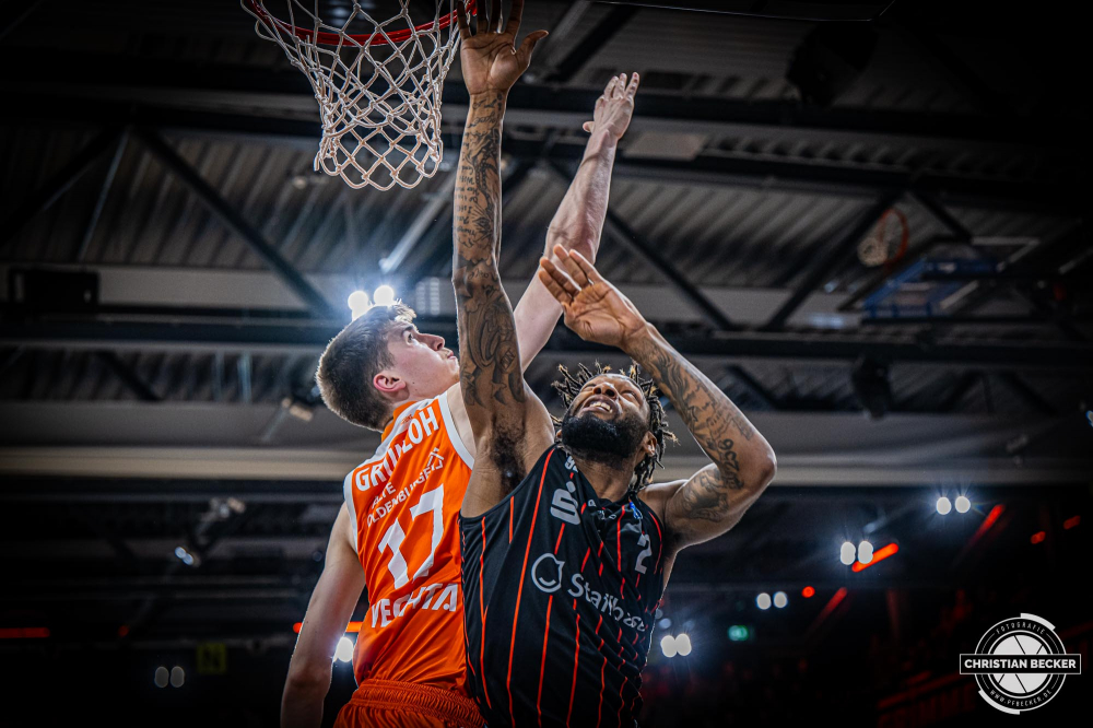 1. Basketball Bundesliga, easyCredit BBL, Saison 2023/2024, Herren, Hauptrunde, 12. Spieltag, 20.12.2023, RASTA Vechta - Niners Chemnitz
Jeff Garrett (#2 - Niners Chemnitz) beim Korbleger gegen Johann Grünloh (#17 - RASTA Vechta)
Schlüsselwörter: 1. Bundesliga;12. Spieltag;20.12.2023;BBL;Basketball;Chemnitz;Hauptrunde;Liga;NINERS;RASTA;RASTA Dome;Saison 2023/2024;Vechta;easycredit