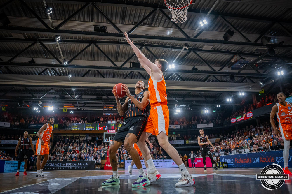 1. Basketball Bundesliga, easyCredit BBL, Saison 2023/2024, Herren, Hauptrunde, 12. Spieltag, 20.12.2023, RASTA Vechta - Niners Chemnitz
Kevin Yebo (#53 - Niners Chemnitz) in Aktion gegen Johann Grünloh (#17 - RASTA Vechta)
Schlüsselwörter: 1. Bundesliga;12. Spieltag;20.12.2023;BBL;Basketball;Chemnitz;Hauptrunde;Liga;NINERS;RASTA;RASTA Dome;Saison 2023/2024;Vechta;easycredit