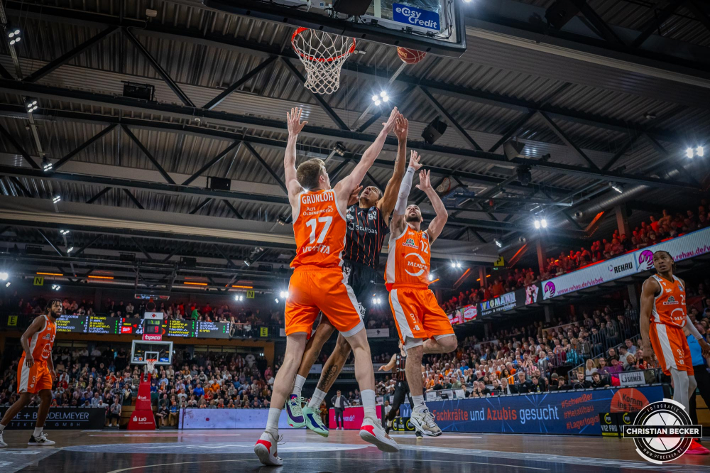 1. Basketball Bundesliga, easyCredit BBL, Saison 2023/2024, Herren, Hauptrunde, 12. Spieltag, 20.12.2023, RASTA Vechta - Niners Chemnitz
Kevin Yebo (#53 - Niners Chemnitz) beim Korbleger gegen Johann Grünloh (#17 - RASTA Vechta) und Tommy Kuhse (#12 - RASTA Vechta)
Schlüsselwörter: 1. Bundesliga;12. Spieltag;20.12.2023;BBL;Basketball;Chemnitz;Hauptrunde;Liga;NINERS;RASTA;RASTA Dome;Saison 2023/2024;Vechta;easycredit