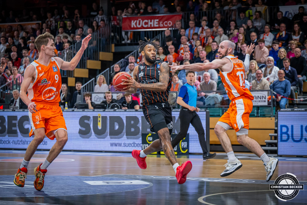 1. Basketball Bundesliga, easyCredit BBL, Saison 2023/2024, Herren, Hauptrunde, 12. Spieltag, 20.12.2023, RASTA Vechta - Niners Chemnitz
Jeff Garrett (#2 - Niners Chemnitz) in Aktion gegen Joschka Ferner (#9 - RASTA Vechta) und Tommy Kuhse (#12 - RASTA Vechta)
Schlüsselwörter: 1. Bundesliga;12. Spieltag;20.12.2023;BBL;Basketball;Chemnitz;Hauptrunde;Liga;NINERS;RASTA;RASTA Dome;Saison 2023/2024;Vechta;easycredit