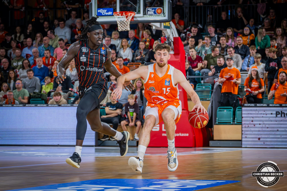 1. Basketball Bundesliga, easyCredit BBL, Saison 2023/2024, Herren, Hauptrunde, 12. Spieltag, 20.12.2023, RASTA Vechta - Niners Chemnitz
Ryan Schwieger (#15 - RASTA Vechta) in Aktion gegen Aher Uguak (#1 - Niners Chemnitz)
Schlüsselwörter: 1. Bundesliga;12. Spieltag;20.12.2023;BBL;Basketball;Chemnitz;Hauptrunde;Liga;NINERS;RASTA;RASTA Dome;Saison 2023/2024;Vechta;easycredit