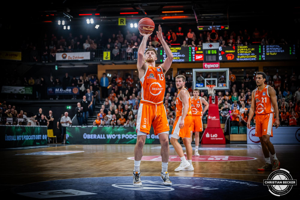 1. Basketball Bundesliga, easyCredit BBL, Saison 2023/2024, Herren, Hauptrunde, 12. Spieltag, 20.12.2023, RASTA Vechta - Niners Chemnitz
Ryan Schwieger (#15 - RASTA Vechta) während der Partie
Schlüsselwörter: 1. Bundesliga;12. Spieltag;20.12.2023;BBL;Basketball;Chemnitz;Hauptrunde;Liga;NINERS;RASTA;RASTA Dome;Saison 2023/2024;Vechta;easycredit