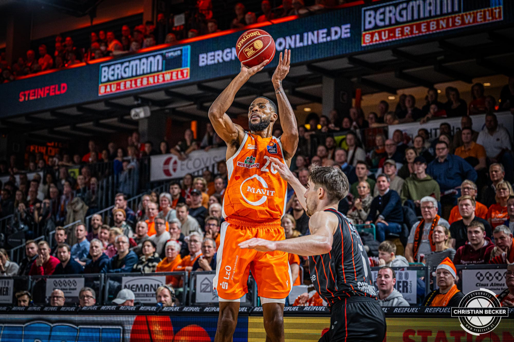 1. Basketball Bundesliga, easyCredit BBL, Saison 2023/2024, Herren, Hauptrunde, 12. Spieltag, 20.12.2023, RASTA Vechta - Niners Chemnitz
Xeyrius Williams (#20 - RASTA Vechta) beim Jumpshot
Schlüsselwörter: 1. Bundesliga;12. Spieltag;20.12.2023;BBL;Basketball;Chemnitz;Hauptrunde;Liga;NINERS;RASTA;RASTA Dome;Saison 2023/2024;Vechta;easycredit