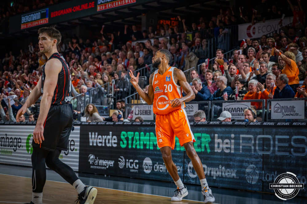 1. Basketball Bundesliga, easyCredit BBL, Saison 2023/2024, Herren, Hauptrunde, 12. Spieltag, 20.12.2023, RASTA Vechta - Niners Chemnitz
Xeyrius Williams (#20 - RASTA Vechta) während der Partie
Schlüsselwörter: 1. Bundesliga;12. Spieltag;20.12.2023;BBL;Basketball;Chemnitz;Hauptrunde;Liga;NINERS;RASTA;RASTA Dome;Saison 2023/2024;Vechta;easycredit