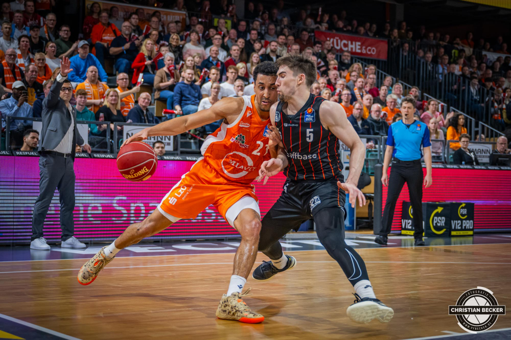1. Basketball Bundesliga, easyCredit BBL, Saison 2023/2024, Herren, Hauptrunde, 12. Spieltag, 20.12.2023, RASTA Vechta - Niners Chemnitz
Joel Aminu (#21 - RASTA Vechta) in Aktion gegen Wesley van Beck (#5 - Niners Chemnitz)
Schlüsselwörter: 1. Bundesliga;12. Spieltag;20.12.2023;BBL;Basketball;Chemnitz;Hauptrunde;Liga;NINERS;RASTA;RASTA Dome;Saison 2023/2024;Vechta;easycredit