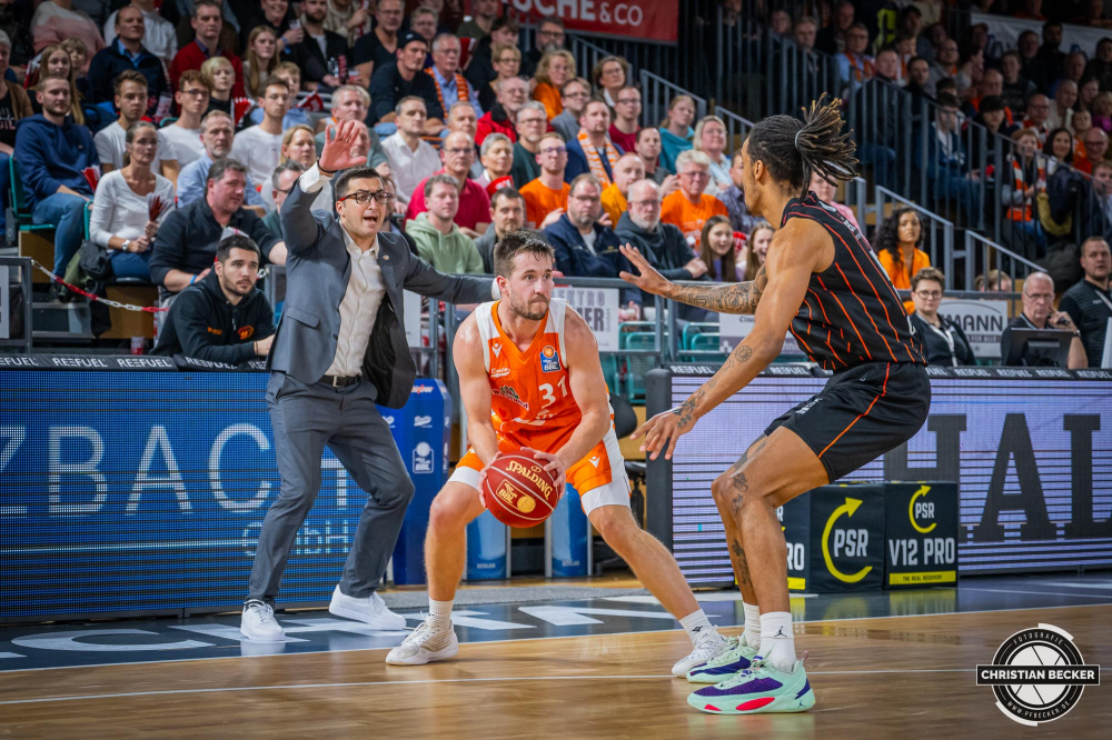 1. Basketball Bundesliga, easyCredit BBL, Saison 2023/2024, Herren, Hauptrunde, 12. Spieltag, 20.12.2023, RASTA Vechta - Niners Chemnitz
Spencer Reaves (#31 - RASTA Vechta) in Aktion gegen Kevin Yebo (#53 - Niners Chemnitz)
Schlüsselwörter: 1. Bundesliga;12. Spieltag;20.12.2023;BBL;Basketball;Chemnitz;Hauptrunde;Liga;NINERS;RASTA;RASTA Dome;Saison 2023/2024;Vechta;easycredit