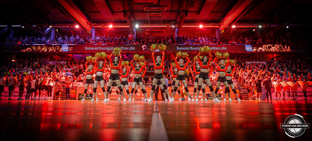 1. Basketball Bundesliga, easyCredit BBL, Saison 2023/2024, Herren, Hauptrunde, 12. Spieltag, 20.12.2023, RASTA Vechta - Niners Chemnitz
Marleys (Cheerleader - RASTA Vechta) während der Partie
Schlüsselwörter: 1. Bundesliga;12. Spieltag;20.12.2023;BBL;Basketball;Chemnitz;Hauptrunde;Liga;NINERS;RASTA;RASTA Dome;Saison 2023/2024;Vechta;easycredit