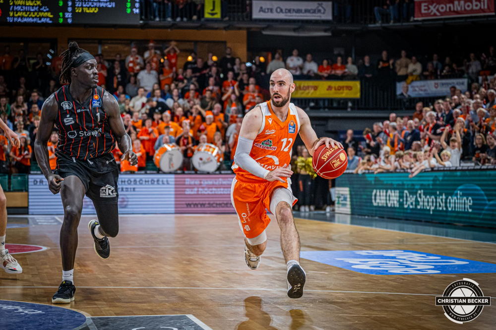 1. Basketball Bundesliga, easyCredit BBL, Saison 2023/2024, Herren, Hauptrunde, 12. Spieltag, 20.12.2023, RASTA Vechta - Niners Chemnitz
Tommy Kuhse (#12 - RASTA Vechta) in Aktion gegen Aher Uguak (#1 - Niners Chemnitz)
Schlüsselwörter: 1. Bundesliga;12. Spieltag;20.12.2023;BBL;Basketball;Chemnitz;Hauptrunde;Liga;NINERS;RASTA;RASTA Dome;Saison 2023/2024;Vechta;easycredit