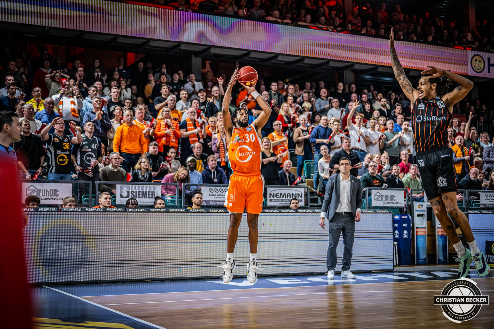 1. Basketball Bundesliga, easyCredit BBL, Saison 2023/2024, Herren, Hauptrunde, 12. Spieltag, 20.12.2023, RASTA Vechta - Niners Chemnitz
Chip Flanigan (#30 - RASTA Vechta) beim Jumpshot
Schlüsselwörter: 1. Bundesliga;12. Spieltag;20.12.2023;BBL;Basketball;Chemnitz;Hauptrunde;Liga;NINERS;RASTA;RASTA Dome;Saison 2023/2024;Vechta;easycredit