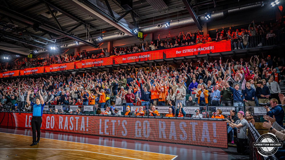 1. Basketball Bundesliga, easyCredit BBL, Saison 2023/2024, Herren, Hauptrunde, 12. Spieltag, 20.12.2023, RASTA Vechta - Niners Chemnitz
Die Fans von RASTA Vechta zeigen Emotionen während der Partie
Schlüsselwörter: 1. Bundesliga;12. Spieltag;20.12.2023;BBL;Basketball;Chemnitz;Hauptrunde;Liga;NINERS;RASTA;RASTA Dome;Saison 2023/2024;Vechta;easycredit