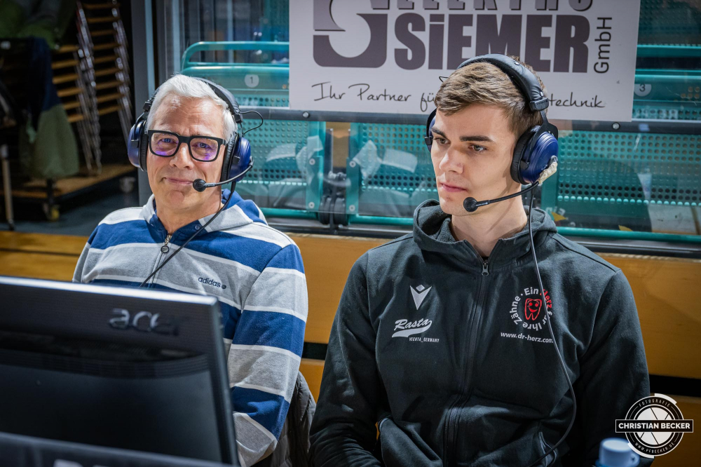 2. Basketball Bundesliga, Barmer BBL, Saison 2023/2024, Herren, Hauptrunde, 16. Spieltag, 06.01.2024, RASTA Vechta II - Fraport Skyliners
Tom Fischer (Moderator - Sportdeutschland.tv) und Joschka Ferner (#9 - RASTA Vechta) vor der Partie
Schlüsselwörter: 06.01.2024;16. Spieltag;2. Bundesliga;Basketball;Farmteam;Fraport;Hauptrunde;Liga;Pro A;RASTA;RASTA Dome;Saison 2023/2024;Skyliners;Vechta