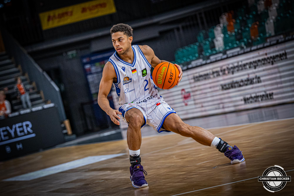 2. Basketball Bundesliga, Barmer BBL, Saison 2023/2024, Herren, Hauptrunde, 16. Spieltag, 06.01.2024, RASTA Vechta II - Fraport Skyliners
Kevin McClain (#2 - Fraport Skyliners) in Aktion
Schlüsselwörter: 06.01.2024;16. Spieltag;2. Bundesliga;Basketball;Farmteam;Fraport;Hauptrunde;Liga;Pro A;RASTA;RASTA Dome;Saison 2023/2024;Skyliners;Vechta