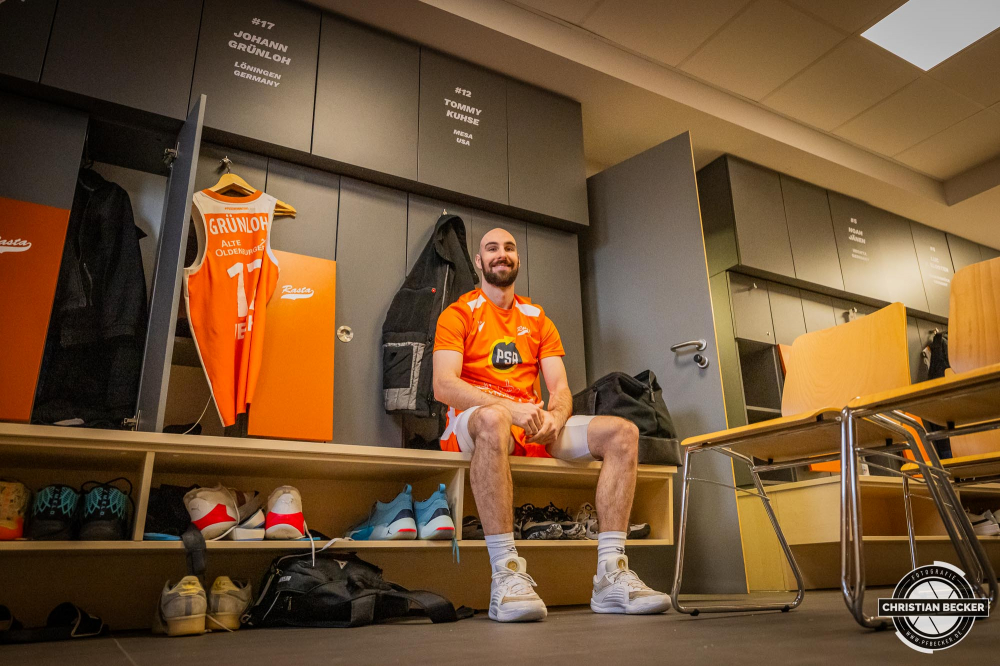 1. Basketball Bundesliga, easyCredit BBL, Saison 2023/2024, Herren, Hauptrunde, 19. Spieltag, 04.02.2024, RASTA Vechta -  MLP Academics Heidelberg
Tommy Kuhse (#12 - RASTA Vechta) vor der Partie
Schlüsselwörter: 04.02.2024;1. Bundesliga;18. Spieltag;Academics;BBL;Basketball;Hauptrunde;Heidelberg;Liga;MLP;RASTA;RASTA Dome;Saison 2023/2024;easycredit