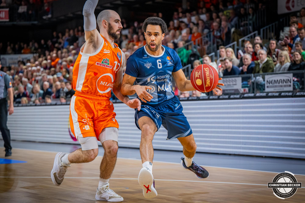 1. Basketball Bundesliga, easyCredit BBL, Saison 2023/2024, Herren, Hauptrunde, 19. Spieltag, 04.02.2024, RASTA Vechta -  MLP Academics Heidelberg
Elias Lasisi (#6 - MLP Academics Heidelberg) in Aktion gegen Tommy Kuhse (#12 - RASTA Vechta)
Schlüsselwörter: 04.02.2024;1. Bundesliga;18. Spieltag;Academics;BBL;Basketball;Hauptrunde;Heidelberg;Liga;MLP;RASTA;RASTA Dome;Saison 2023/2024;easycredit