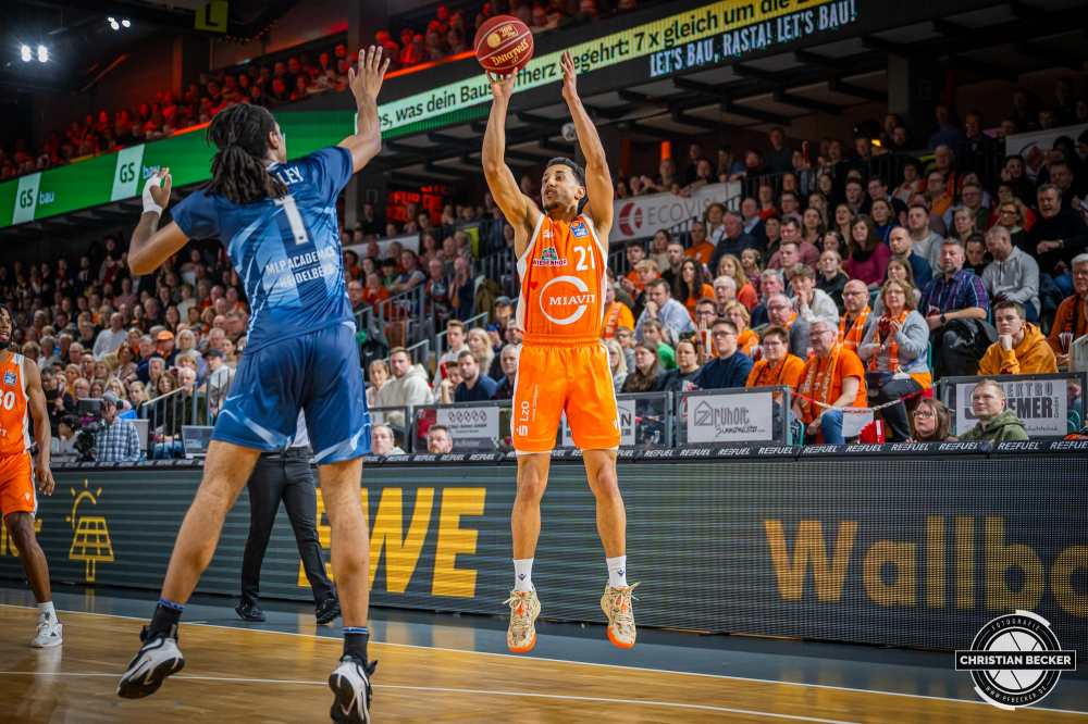 1. Basketball Bundesliga, easyCredit BBL, Saison 2023/2024, Herren, Hauptrunde, 19. Spieltag, 04.02.2024, RASTA Vechta -  MLP Academics Heidelberg
Joel Aminu (#21 - RASTA Vechta) beim Jumpshot
Schlüsselwörter: 04.02.2024;1. Bundesliga;18. Spieltag;Academics;BBL;Basketball;Hauptrunde;Heidelberg;Liga;MLP;RASTA;RASTA Dome;Saison 2023/2024;easycredit