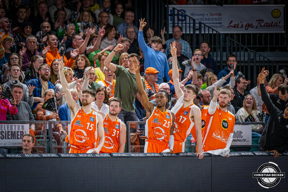 1. Basketball Bundesliga, easyCredit BBL, Saison 2023/2024, Herren, Hauptrunde, 19. Spieltag, 04.02.2024, RASTA Vechta -  MLP Academics Heidelberg
Das Team von RASTA Vechta feriert einen erfolgreichen Drei-Punkte Wurf
Schlüsselwörter: 04.02.2024;1. Bundesliga;18. Spieltag;Academics;BBL;Basketball;Hauptrunde;Heidelberg;Liga;MLP;RASTA;RASTA Dome;Saison 2023/2024;easycredit