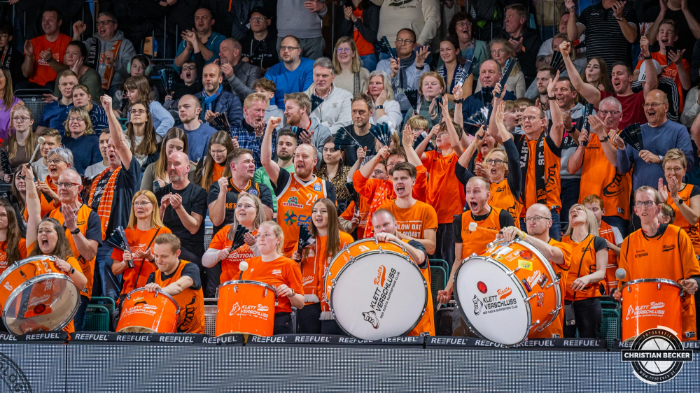 1. Basketball Bundesliga, easyCredit BBL, Saison 2023/2024, Herren, Hauptrunde, 19. Spieltag, 04.02.2024, RASTA Vechta -  MLP Academics Heidelberg
Klettverschluss (Fanclub - RASTA Vechta) zeigt Emotionen w&auml;hrend der Partie
Schlüsselwörter: 04.02.2024;1. Bundesliga;18. Spieltag;Academics;BBL;Basketball;Hauptrunde;Heidelberg;Liga;MLP;RASTA;RASTA Dome;Saison 2023/2024;easycredit