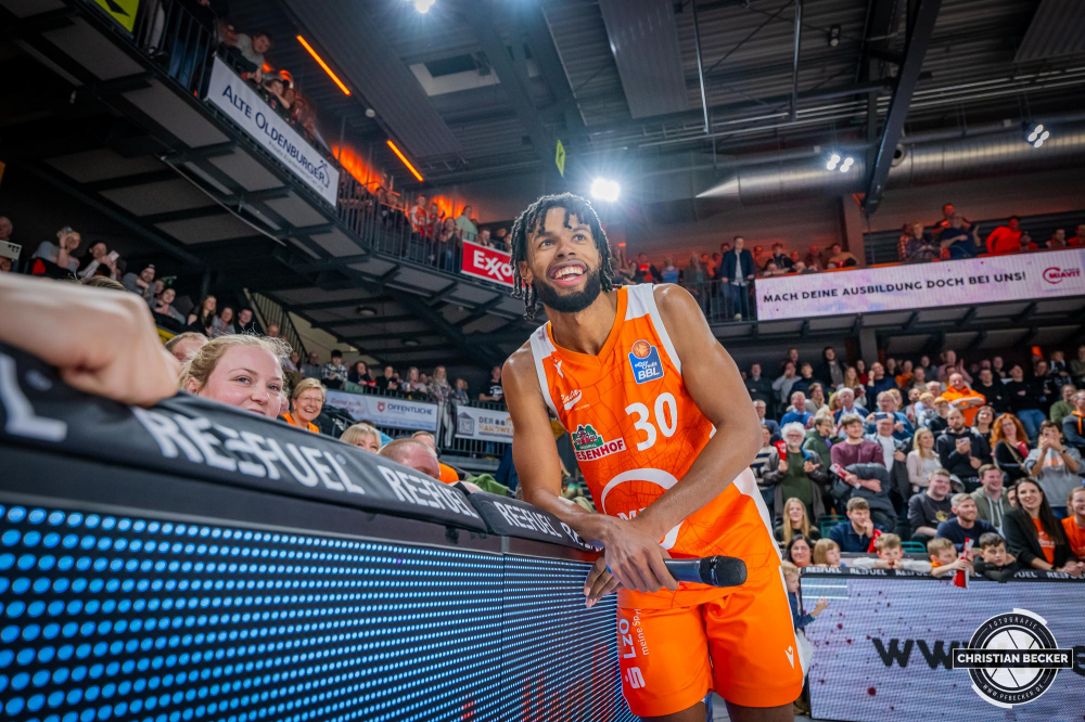 1. Basketball Bundesliga, easyCredit BBL, Saison 2023/2024, Herren, Hauptrunde, 19. Spieltag, 04.02.2024, RASTA Vechta -  MLP Academics Heidelberg
Chip Flanigan (#30 - RASTA Vechta) stimmt die Humba an
Schlüsselwörter: 04.02.2024;1. Bundesliga;18. Spieltag;Academics;BBL;Basketball;Hauptrunde;Heidelberg;Liga;MLP;RASTA;RASTA Dome;Saison 2023/2024;easycredit