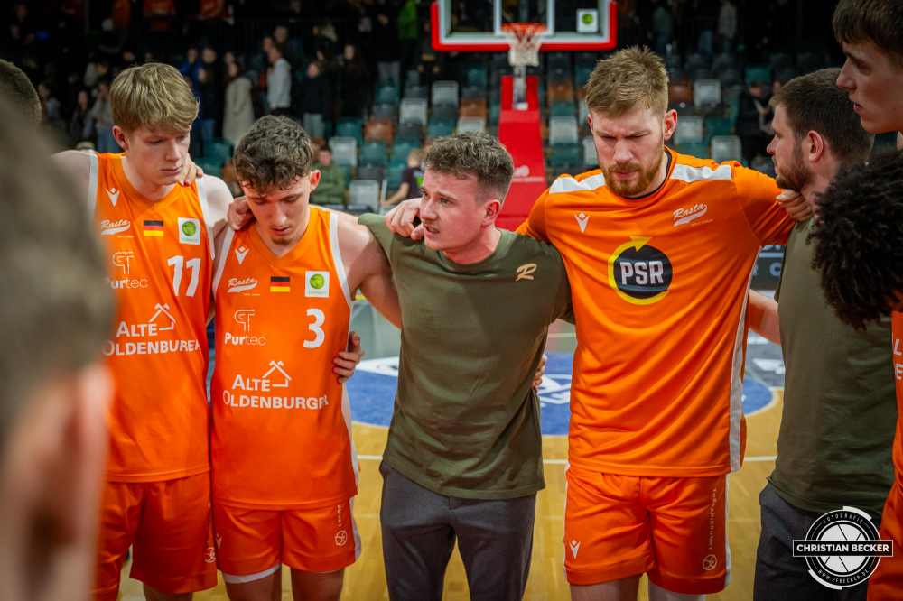 2. Basketball Bundesliga, Barmer BBL, Saison 2023/2024, Herren, Hauptrunde, 21. Spieltag, 07.02.2024, RASTA Vechta II - Phoenix Hagen
Hendrik Gruhn (Headcoach - RASTA Vechta II) im Gespräch mit dem Team nach der Partie
Schlüsselwörter: 07.02.2024;2. Bundesliga;21. Spieltag;Basketball;Farmteam;Hagen;Hauptrunde;Liga;Phoenix;Pro A;RASTA;RASTA Dome;Saison 2023/2024;Vechta