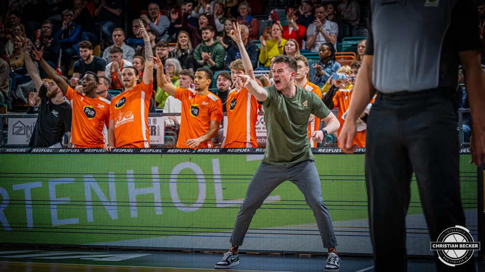 2. Basketball Bundesliga, Barmer BBL, Saison 2023/2024, Herren, Hauptrunde, 22. Spieltag, 10.02.2024, RASTA Vechta II - BBC Bayreuth
Hendrik Gruhn (Headcoach - RASTA Vechta II) zeigt Emotionen w&auml;hrend der Partie
Schlüsselwörter: 10.02.2024;2. Bundesliga;22. Spieltag;BBC;Basketball;Bayreuth;Farmteam;Hauptrunde;Liga;Pro A;RASTA;RASTA Dome;Saison 2023/2024;Vechta