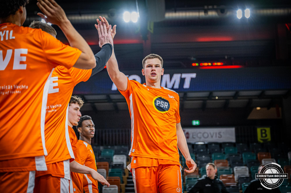 2. Basketball Bundesliga, Barmer BBL, Saison 2023/2024, Herren, Hauptrunde, 29. Spieltag, 17.04.2024, RASTA Vechta II - EPG Baskets Koblenz
Kaden Anderson (#23 - RASTA Vechta II) vor der Partie
Schlüsselwörter: 17.04.2024;2. Bundesliga;29. Spieltag;Basketball;Baskets;EPG;Farmteam;Hauptrunde;Koblenz;Liga;Pro A;RASTA;RASTA Dome;Saison 2023/2024;Vechta