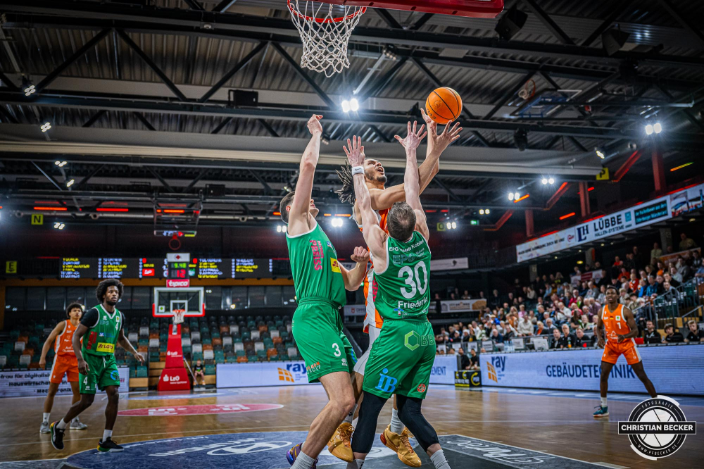 2. Basketball Bundesliga, Barmer BBL, Saison 2023/2024, Herren, Hauptrunde, 29. Spieltag, 17.04.2024, RASTA Vechta II - EPG Baskets Koblenz
Elijah Joel Schmidt (#28 - RASTA Vechta II) beim Korbleger
Schlüsselwörter: 17.04.2024;2. Bundesliga;29. Spieltag;Basketball;Baskets;EPG;Farmteam;Hauptrunde;Koblenz;Liga;Pro A;RASTA;RASTA Dome;Saison 2023/2024;Vechta