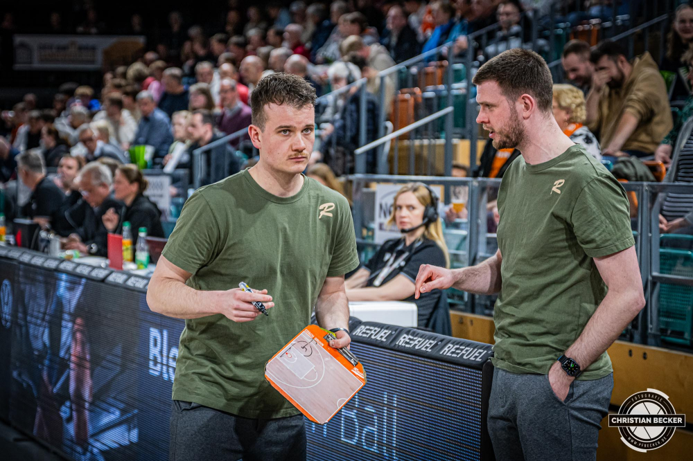 2. Basketball Bundesliga, Barmer BBL, Saison 2023/2024, Herren, Hauptrunde, 29. Spieltag, 17.04.2024, RASTA Vechta II - EPG Baskets Koblenz
Hendrik Gruhn (Headcoach - RASTA Vechta II) im Gespräch mit Harm-Ubbo Horst (Assistent Coach - RASTA Vechta II)
Schlüsselwörter: 17.04.2024;2. Bundesliga;29. Spieltag;Basketball;Baskets;EPG;Farmteam;Hauptrunde;Koblenz;Liga;Pro A;RASTA;RASTA Dome;Saison 2023/2024;Vechta