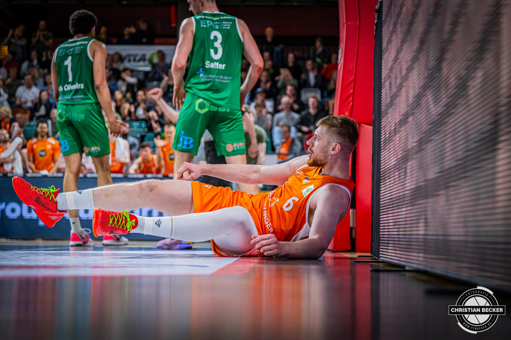 2. Basketball Bundesliga, Barmer BBL, Saison 2023/2024, Herren, Hauptrunde, 29. Spieltag, 17.04.2024, RASTA Vechta II - EPG Baskets Koblenz
Luc Van Slooten (#6 - RASTA Vechta II) w&auml;hrend der Partie
Schlüsselwörter: 17.04.2024;2. Bundesliga;29. Spieltag;Basketball;Baskets;EPG;Farmteam;Hauptrunde;Koblenz;Liga;Pro A;RASTA;RASTA Dome;Saison 2023/2024;Vechta