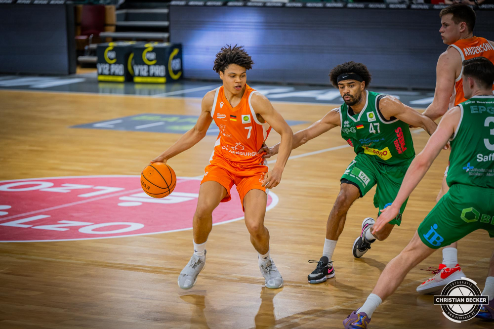 2. Basketball Bundesliga, Barmer BBL, Saison 2023/2024, Herren, Hauptrunde, 29. Spieltag, 17.04.2024, RASTA Vechta II - EPG Baskets Koblenz
Jack Kayil (#7 - RASTA Vechta II) in Aktion
Schlüsselwörter: 17.04.2024;2. Bundesliga;29. Spieltag;Basketball;Baskets;EPG;Farmteam;Hauptrunde;Koblenz;Liga;Pro A;RASTA;RASTA Dome;Saison 2023/2024;Vechta