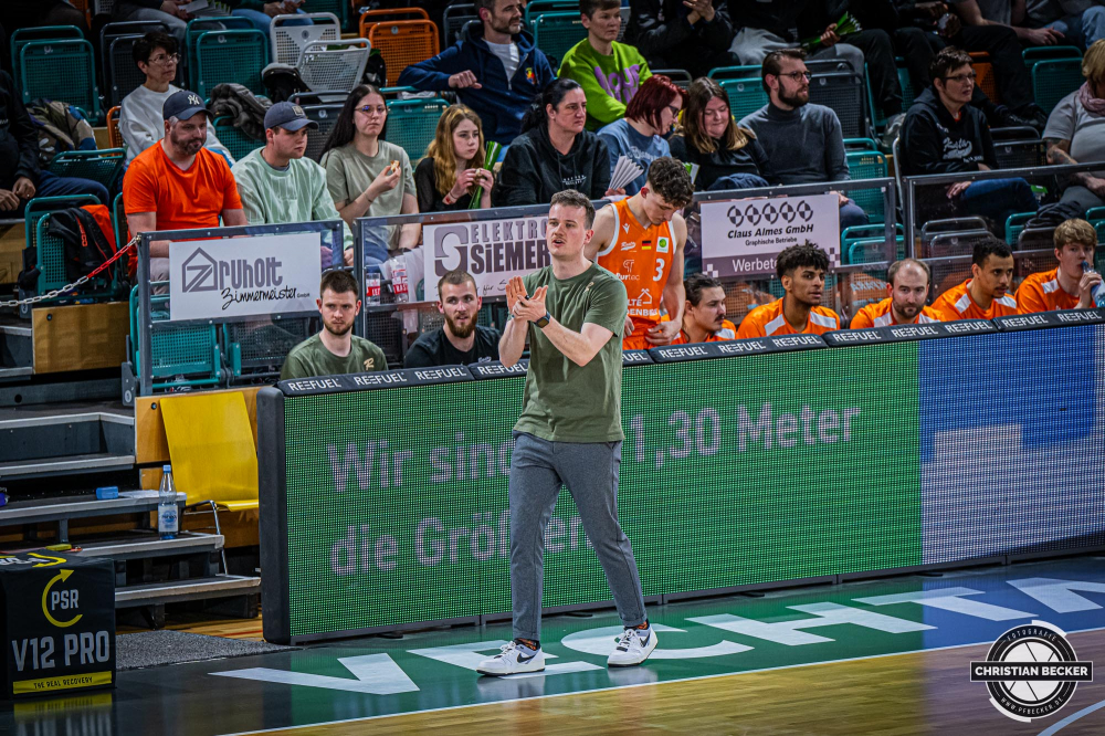 2. Basketball Bundesliga, Barmer BBL, Saison 2023/2024, Herren, Hauptrunde, 29. Spieltag, 17.04.2024, RASTA Vechta II - EPG Baskets Koblenz
Hendrik Gruhn (Headcoach - RASTA Vechta II) w&auml;hrend der Partie
Schlüsselwörter: 17.04.2024;2. Bundesliga;29. Spieltag;Basketball;Baskets;EPG;Farmteam;Hauptrunde;Koblenz;Liga;Pro A;RASTA;RASTA Dome;Saison 2023/2024;Vechta