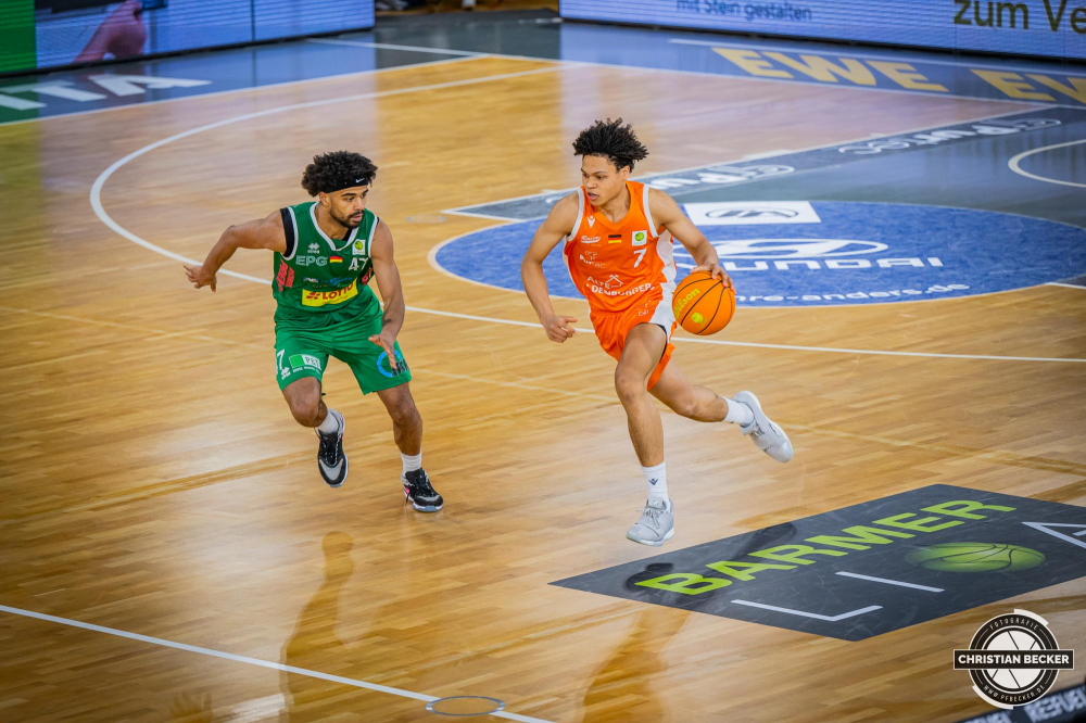 2. Basketball Bundesliga, Barmer BBL, Saison 2023/2024, Herren, Hauptrunde, 29. Spieltag, 17.04.2024, RASTA Vechta II - EPG Baskets Koblenz
Jack Kayil (#7 - RASTA Vechta II) in Aktion
Schlüsselwörter: 17.04.2024;2. Bundesliga;29. Spieltag;Basketball;Baskets;EPG;Farmteam;Hauptrunde;Koblenz;Liga;Pro A;RASTA;RASTA Dome;Saison 2023/2024;Vechta